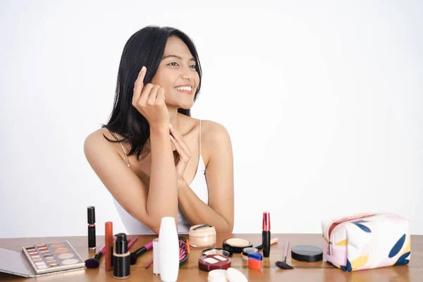 Mujer asiática con limpia piel fresca sobre fondo blanco —  Fotos de Stock