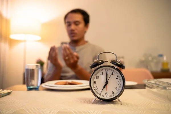 Hombre orando agradeciendo a Dios por la comida durante el ayuno de descanso — Foto de Stock