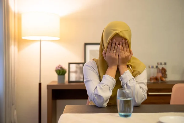 Impatient muslim woman waiting to break her fast — Stock Photo, Image