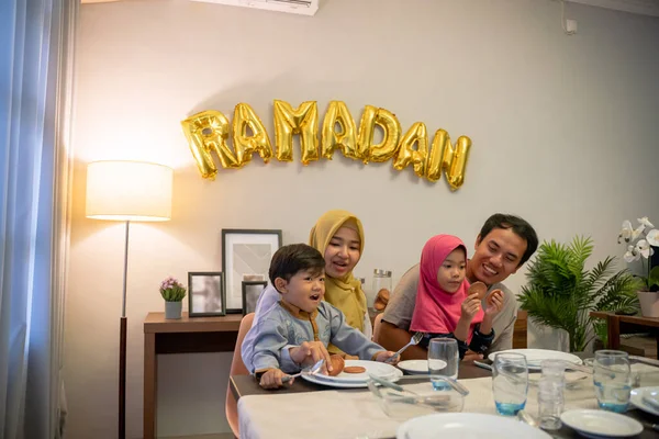 Muslim Asia keluarga melanggar puasa bersama-sama — Stok Foto