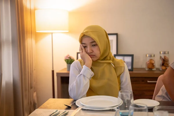 Müde Frau beim morgendlichen Fastenbrechen oder Sahur — Stockfoto