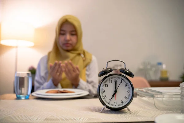 Mulher orando agradecendo a Deus pela comida durante o jejum pausa — Fotografia de Stock