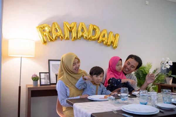 Muslim Asia keluarga melanggar puasa bersama-sama — Stok Foto