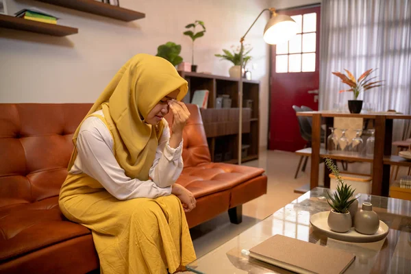 Mujer musulmana frustrada por el problema con el trabajo o la relación — Foto de Stock