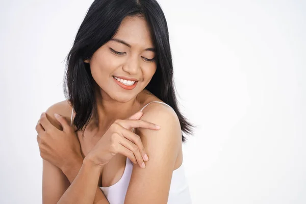 Mujer asiática con limpia piel fresca sobre fondo blanco — Foto de Stock