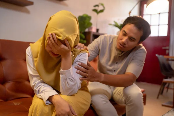 Musulmán macho consolando a su esposa —  Fotos de Stock