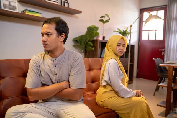 Мусульманский муж и жена ссорятся дома — стоковое фото
