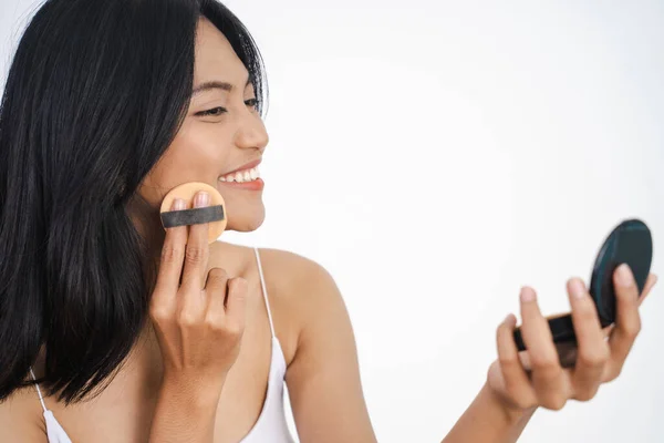Mujer aplicando maquillaje en polvo y rubor en sus mejillas —  Fotos de Stock