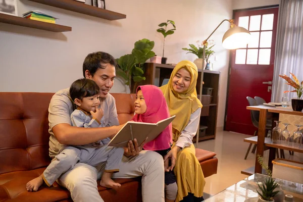 Azji muzułmańskiej rodziny zabawy w salonie — Zdjęcie stockowe