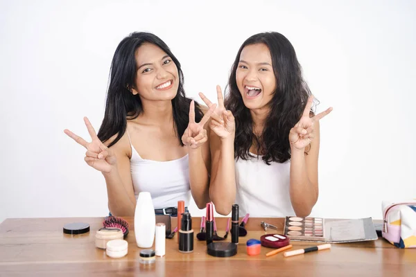 Feliz asiático Feminino amigos colocando maquiagem juntos — Fotografia de Stock