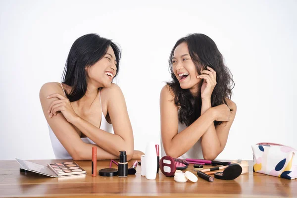 Mooi gelukkig aziatisch vriend terwijl doen make-up samen — Stockfoto