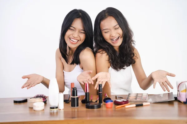 Ásia feminino amigos colocando maquiagem juntos — Fotografia de Stock