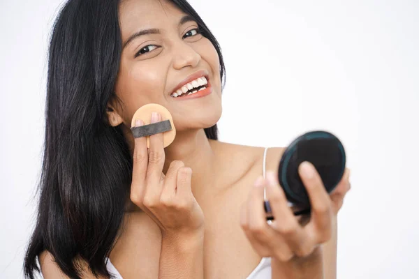 Mulher aplicando maquiagem em pó e blush em suas bochechas — Fotografia de Stock