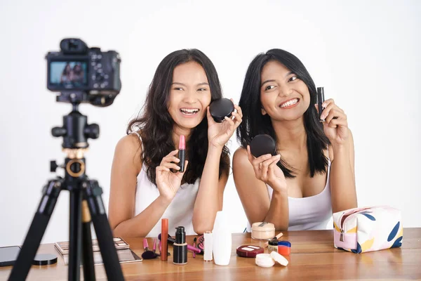 Jong schoonheid vlogger opname make-up toturial — Stockfoto