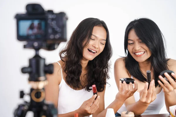 Jong schoonheid vlogger opname make-up toturial — Stockfoto