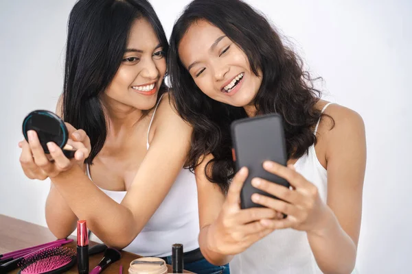 Mooi jong aziatisch vrouw het nemen van selfie met behulp van haar telefoon — Stockfoto