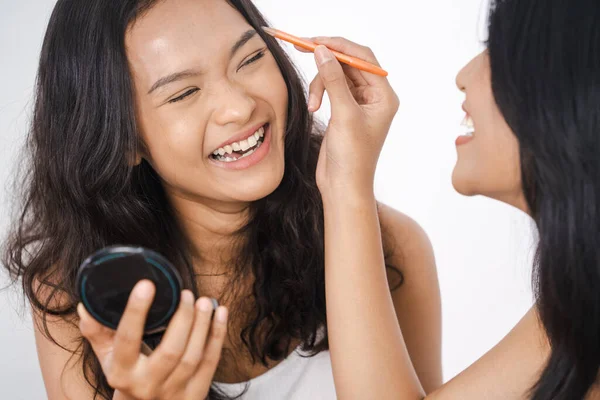 Piękny szczęśliwy Azji przyjaciel podczas robić makijaż razem — Zdjęcie stockowe