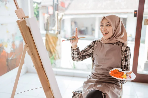 Pintor artista musulmán pensando en qué pintar —  Fotos de Stock