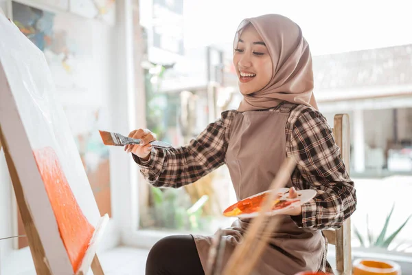 Muslim asiático artista femenino pintura sobre lienzo —  Fotos de Stock
