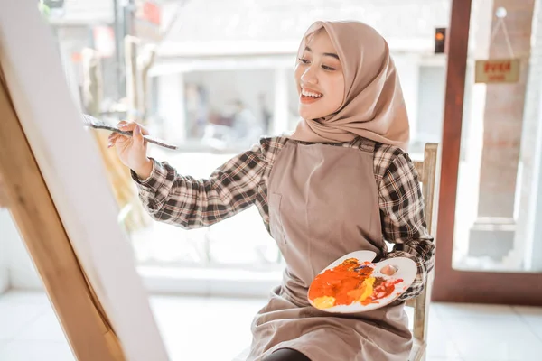 Muslimský asijské žena umělec malba na plátně — Stock fotografie