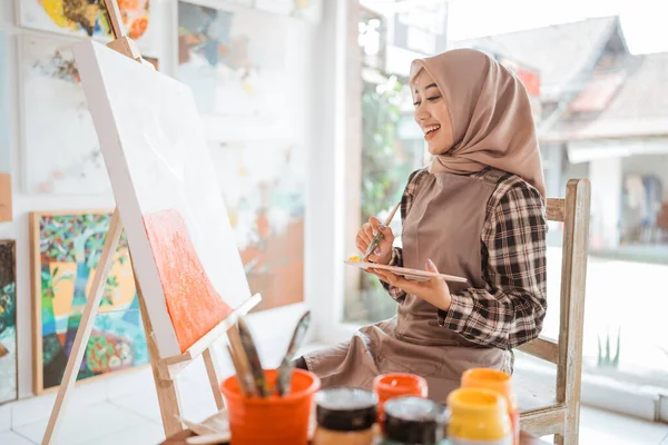 Muslim Pintura de artista femenina sobre lienzo en casa estudio —  Fotos de Stock