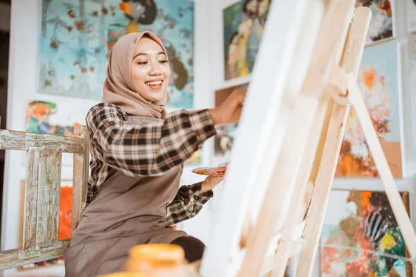 Muslim Γυναίκα καλλιτέχνης ζωγραφική σε καμβά στο σπίτι στούντιο — Φωτογραφία Αρχείου