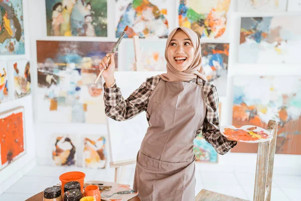 Muslimský malíř přemýšlí o tom, co malovat — Stock fotografie