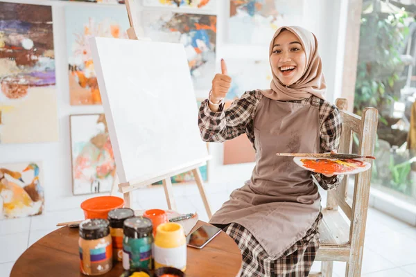 Muslim asijské žena umělec ukazující palec nahoru — Stock fotografie