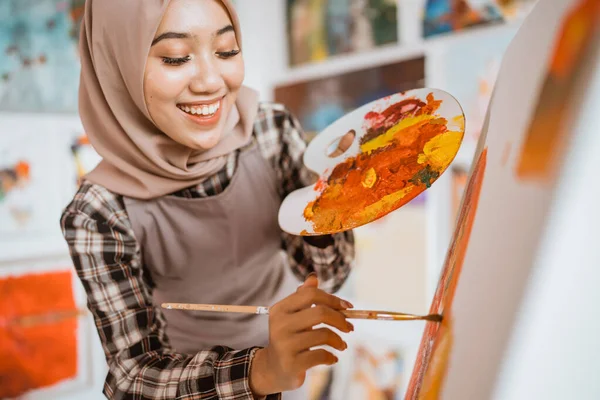 Η ζωγράφος μουσουλμάνων ζωγραφίζει στο εργαστήριό της με ενθουσιασμό — Φωτογραφία Αρχείου