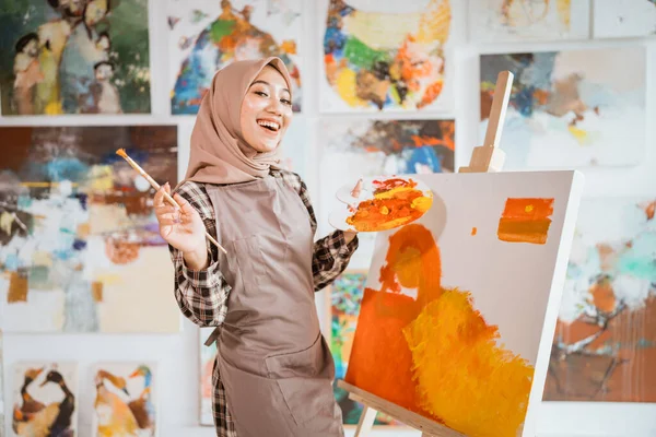 Muslim Γυναίκα καλλιτέχνης ζωγραφική σε καμβά στο σπίτι στούντιο — Φωτογραφία Αρχείου