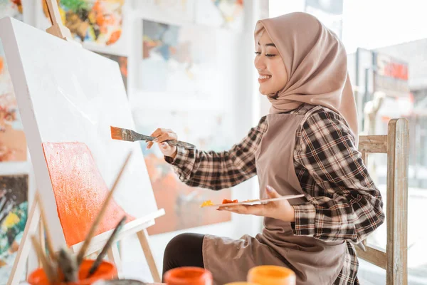 Muslim Pintura de artista femenina sobre lienzo en casa estudio —  Fotos de Stock