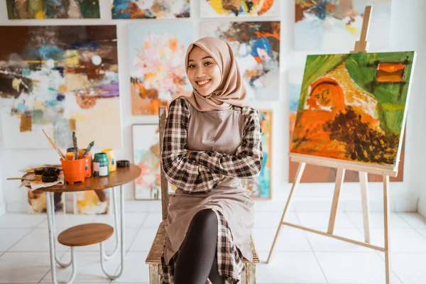 Muslimka malířka na plátně ve své dílně — Stock fotografie