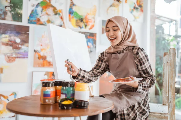Muslimisch asiatische Künstlerin Malerei auf Leinwand — Stockfoto