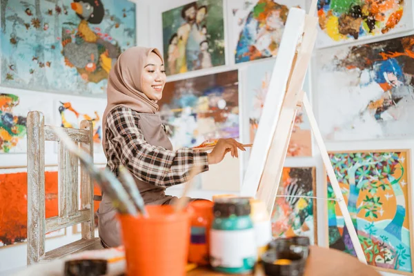 Muslim asian female artist painting on canvas — Stock Photo, Image