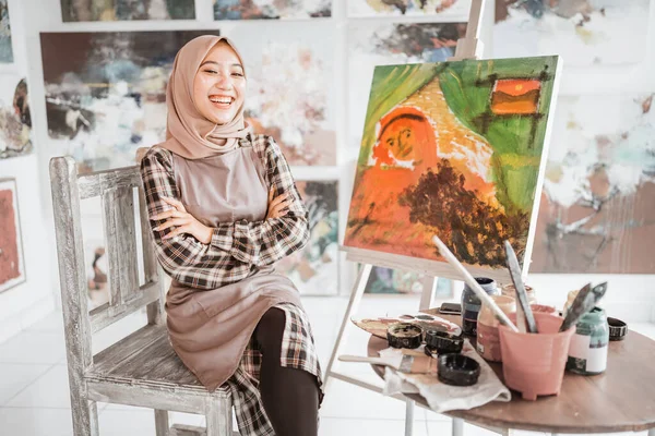 イスラム教徒の女性画家が工房に座り — ストック写真