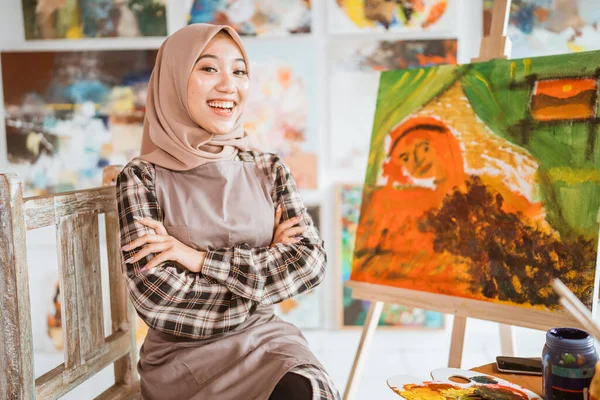Μουσουλμάνα καλλιτέχνης ζωγραφική κάθεται στο εργαστήριό της — Φωτογραφία Αρχείου