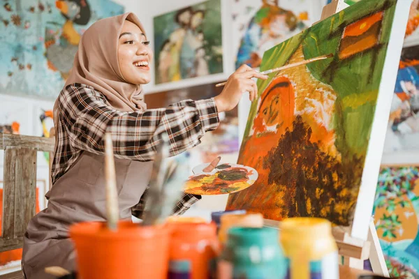 Pintora musulmana, pintura sobre lienzo —  Fotos de Stock