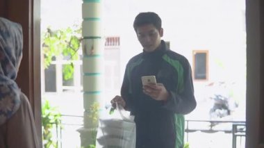 İnternetten taksi şoförü sebze siparişi veriyor.