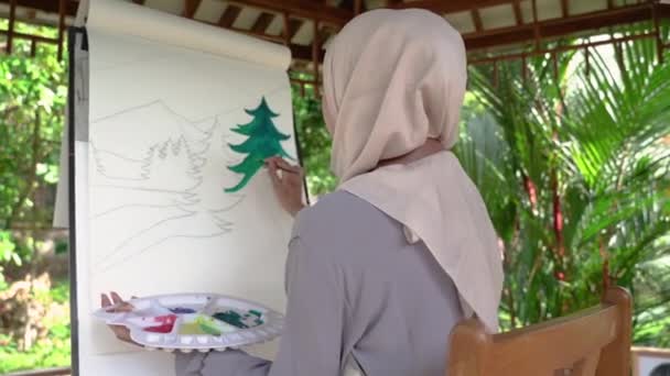 Muslim asian female artist painting on canvas — Stock Video