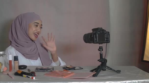 アジアのイスラム教徒女性美しさブロガーチュートリアルによってパウダーメイクオン頬 — ストック動画