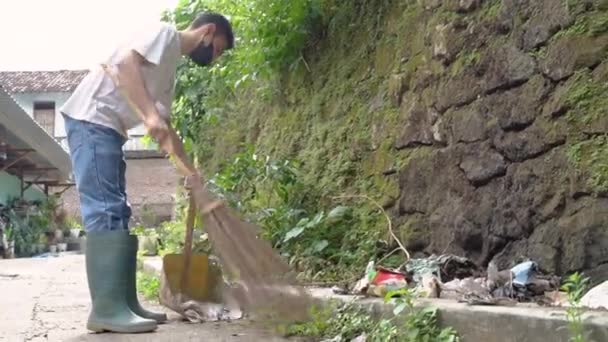 Young volunteers keep the environment clean by picking up trash — Stock Video