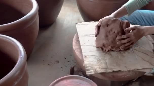 Zblízka tvarování držení mokré hlíny na kolech — Stock video