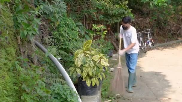 Young volunteers keep the environment clean by picking up trash — Stock Video