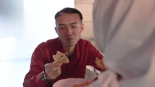 Ásia muçulmano homem e mulher desfrutar comer alguns lanches — Vídeo de Stock