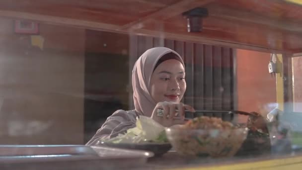 Muslimische asiatische Frau bereitet ihren Essensstand vor — Stockvideo