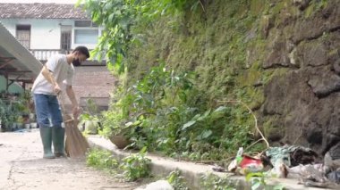 Genç gönüllüler çöpleri toplayarak çevreyi temiz tutuyorlar.