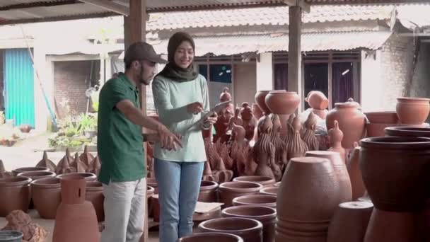 Hombre y mujer velada discutiendo en su taller de cerámica — Vídeo de stock