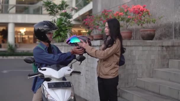 Mann holt Mädchen nach Feierabend mit dem Motorrad ab — Stockvideo