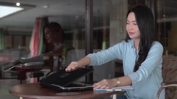 Szabadúszó nő dolgozik a laptop köszöntése Kollégák — Stock videók
