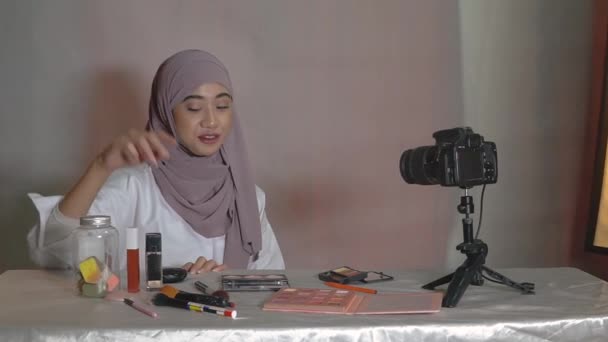 Asiatische muslimische Schönheit Bloggerin Tutorial von Puder Make-up auf der Wange — Stockvideo